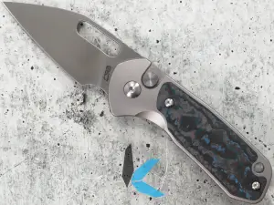 CJRB J1933T2-FCG Mini Pyrite Sand Polish S90V Blade, Titanium & Fat Carbon Inlay